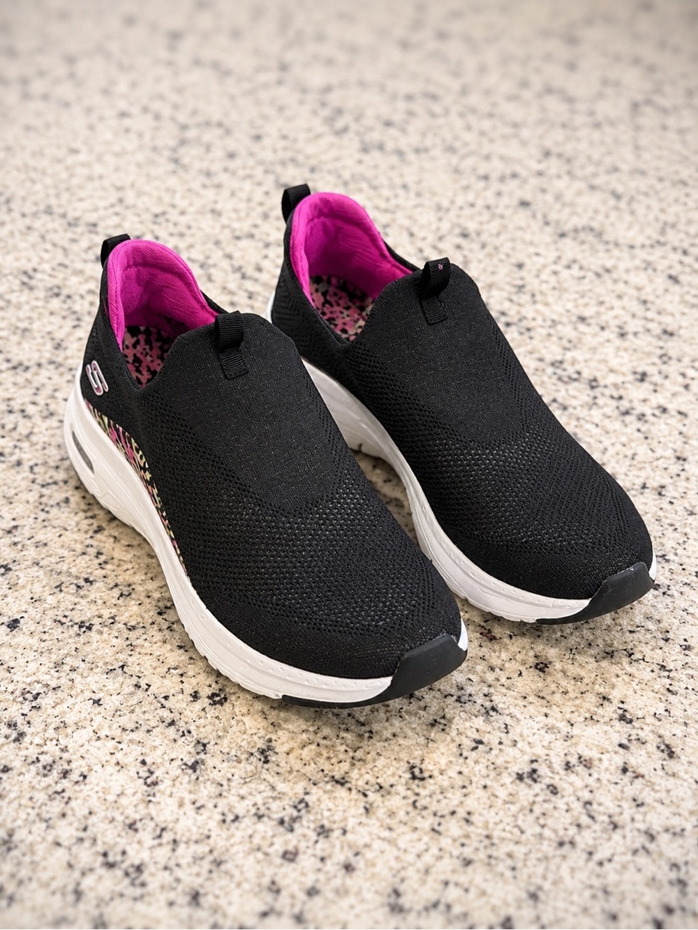 Skechers Arch Fit Black Slipper Sneakers Women’s 7.5 Comfort Walking Shoe - Picture 4 of 11